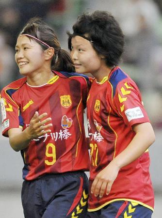 　ＩＮＡＣ神戸-岡山湯郷　後半、ゴールを決め、川澄（左）に祝福されるＩＮＡＣ神戸・増矢＝ノエスタ