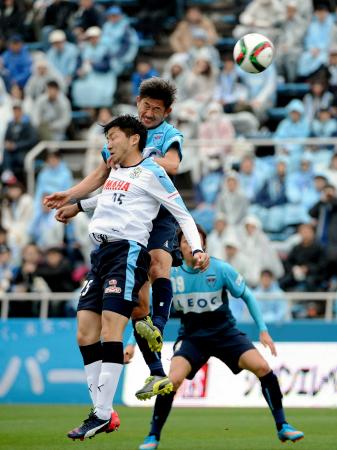 　前半、ヘディングで先制ゴールを決める横浜ＦＣ・三浦　