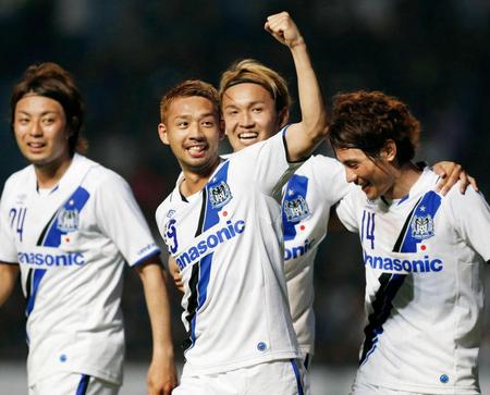 　後半、決勝ゴールを決めガッツポーズで喜ぶ大森（共同）