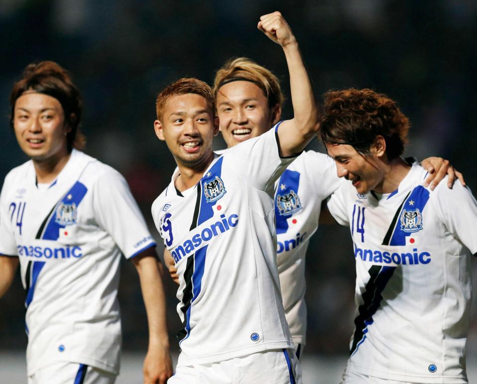 　後半、決勝ゴールを決めガッツポーズで喜ぶ大森（共同）