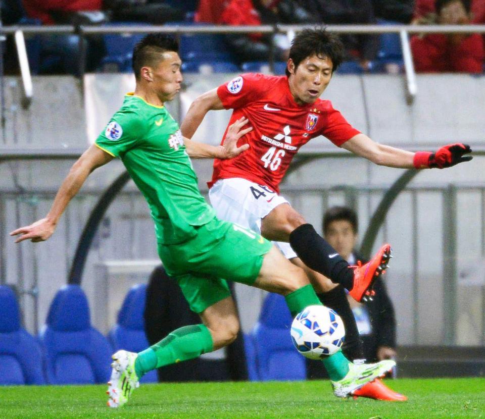 　前半、パスを出す浦和・森脇（右）