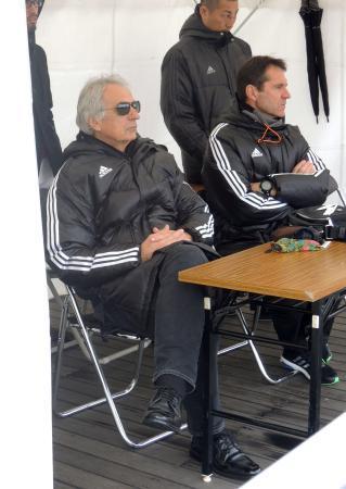 　サッカーの高円宮杯Ｕ-１８プレミアリーグを視察する日本代表のハリルホジッチ監督（左）＝１１日、味の素スタジアム西競技場