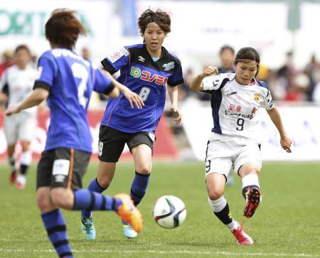 　大阪高槻-ＩＮＡＣ神戸　前半、シュートを放つＩＮＡＣ神戸・川澄（右）＝高槻