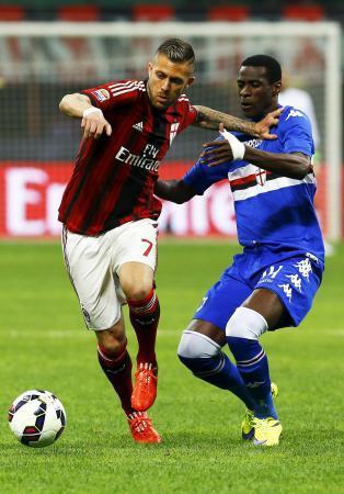 　サッカーのイタリア１部リーグ（セリエＡ）、ＡＣミラン-サンプドリア戦で競り合うＡＣミランのメネス（左）ら＝１２日、ミラノ（ロイター＝共同）