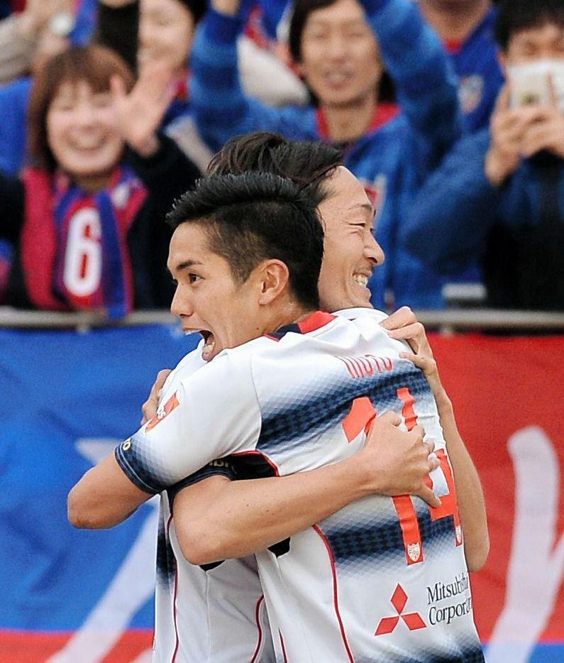 １３日の試合で先制ゴールを決め石川と抱き合って喜ぶ武藤嘉紀