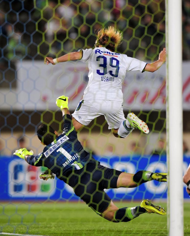 前半、Ｇ大阪・宇佐美（上）がヘディングでゴールを決める（撮影・吉澤敬太）