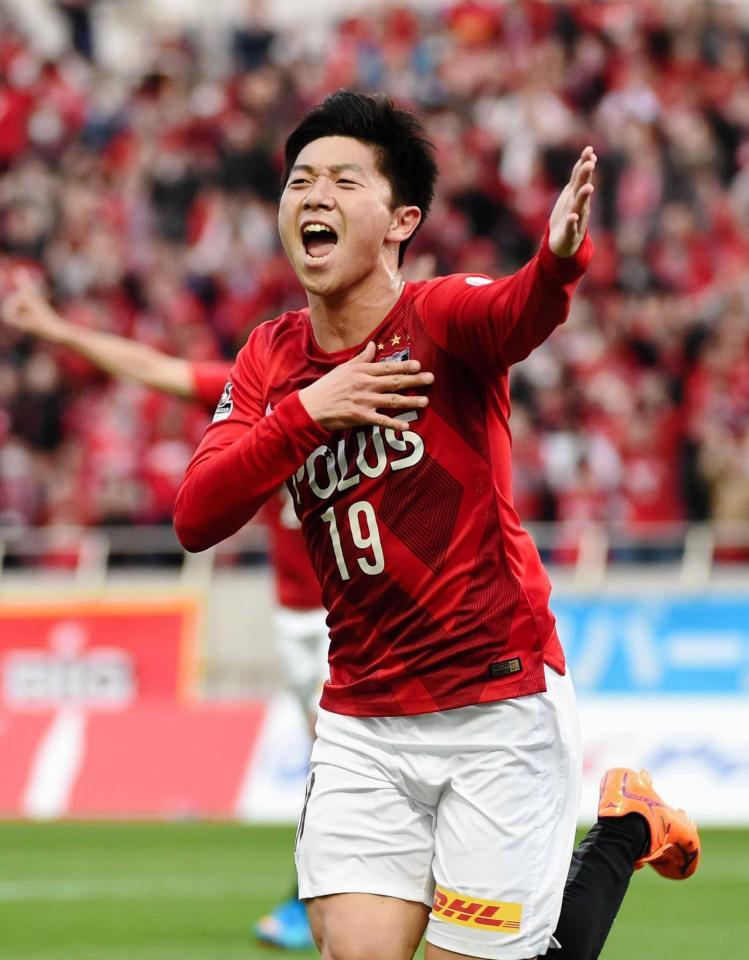 　前半、同点ゴールを決め胸のエンブレムを触る浦和・武藤