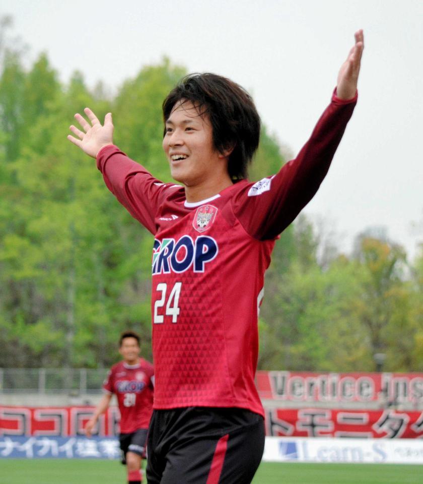 　後半、追加点を挙げて喜ぶ岡山・矢島