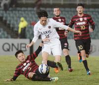 　鹿島－ウェスタンシドニー　後半、ウェスタンシドニー・田中（３）と競り合う鹿島・金崎。奥右はウェスタンシドニー・高萩＝シドニー（共同）