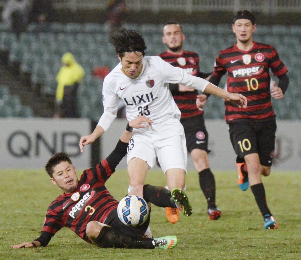 　鹿島－ウェスタンシドニー　後半、ウェスタンシドニー・田中（３）と競り合う鹿島・金崎。奥右はウェスタンシドニー・高萩＝シドニー（共同）