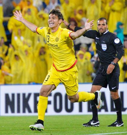 　前半、先制ゴールを決め喜ぶ柏・エドゥアルド