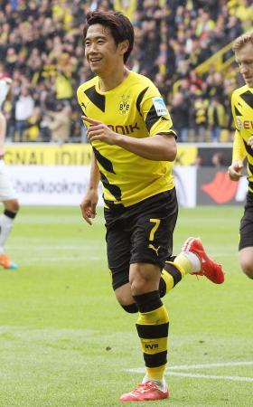 　Ｅフランクフルト戦の前半、ゴールを決め喜ぶドルトムントの香川＝ドルトムント（共同）