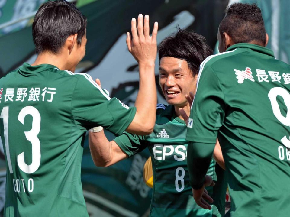 　後半、ゴールを決め後藤（左）と喜ぶ松本・岩上（中）