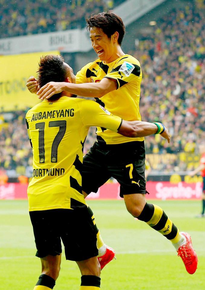 　ゴールを決め、喜ぶドルトムントの香川（右）（ゲッティ＝共同）