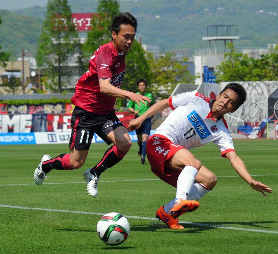 　前半、札幌・稲本（右）と競り合う岡山・染矢