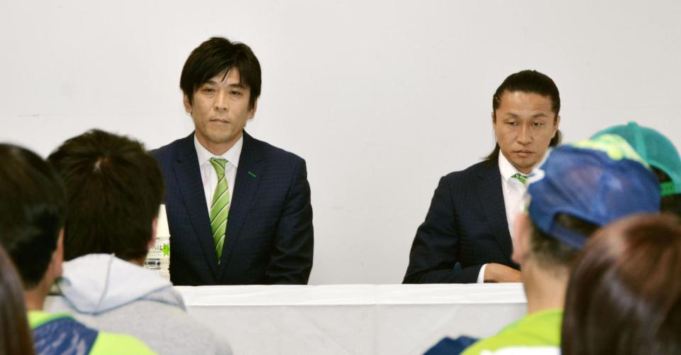 　Ｊ２ライセンスの申請見送りについて、サポーターらに説明するＪ３鳥取の塚野真樹社長（左）と岡野雅行ゼネラルマネジャー