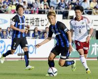 　Ｇ大阪－松本　後半、攻め込むＧ大阪・宇佐美（中央）＝万博
