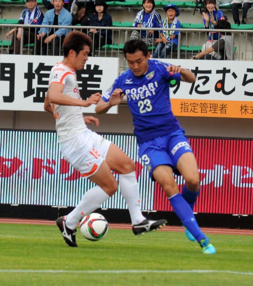 前半、ゴール前へ攻め込む徳島・長谷川（右）