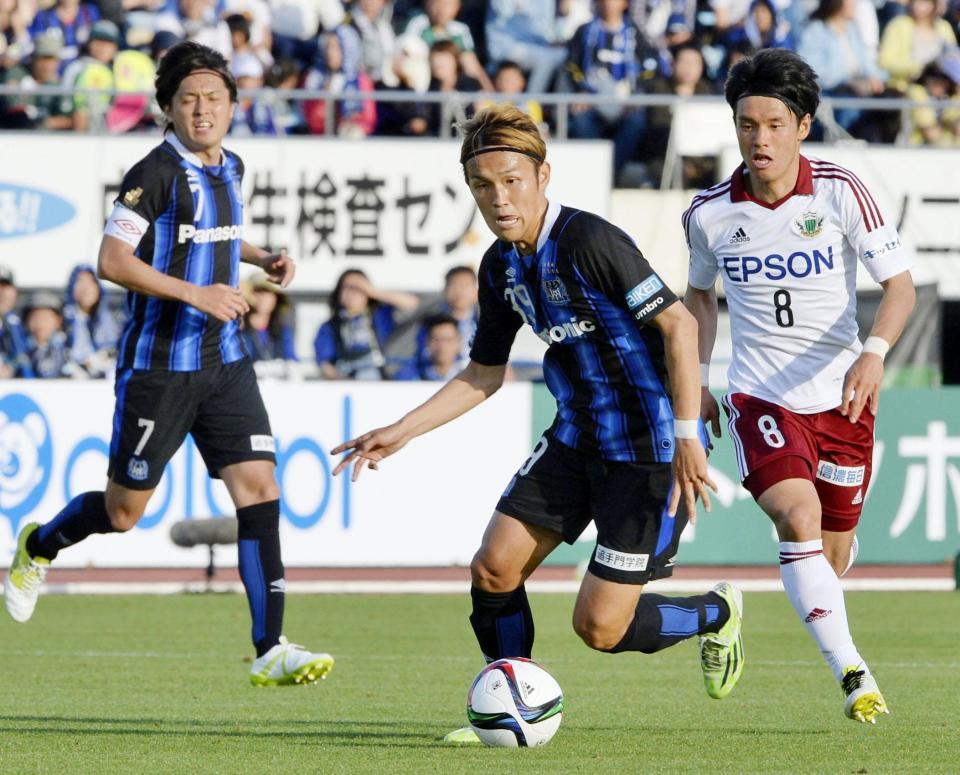 　Ｇ大阪－松本　後半、攻め込むＧ大阪・宇佐美（中央）＝万博