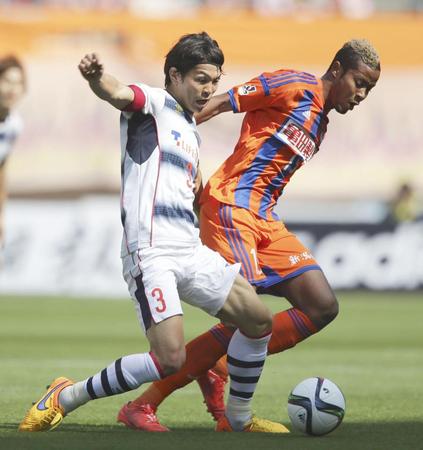 　新潟－ＦＣ東京　前半、競り合うＦＣ東京・森重（左）と新潟・鈴木