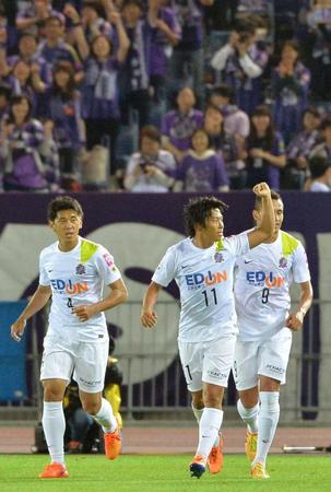 　横浜Ｍ－広島　後半、ゴールを決め、ガッツポーズする広島・佐藤（中央）