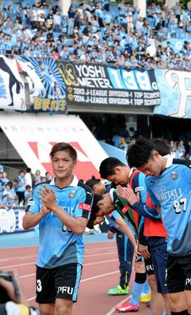 　柏に逆転負けでがっかりの大久保（左）ら川崎イレブン。大久保のＪ１通算得点を刻むヨシメーター（奥上）の数字は１３９で変わらず