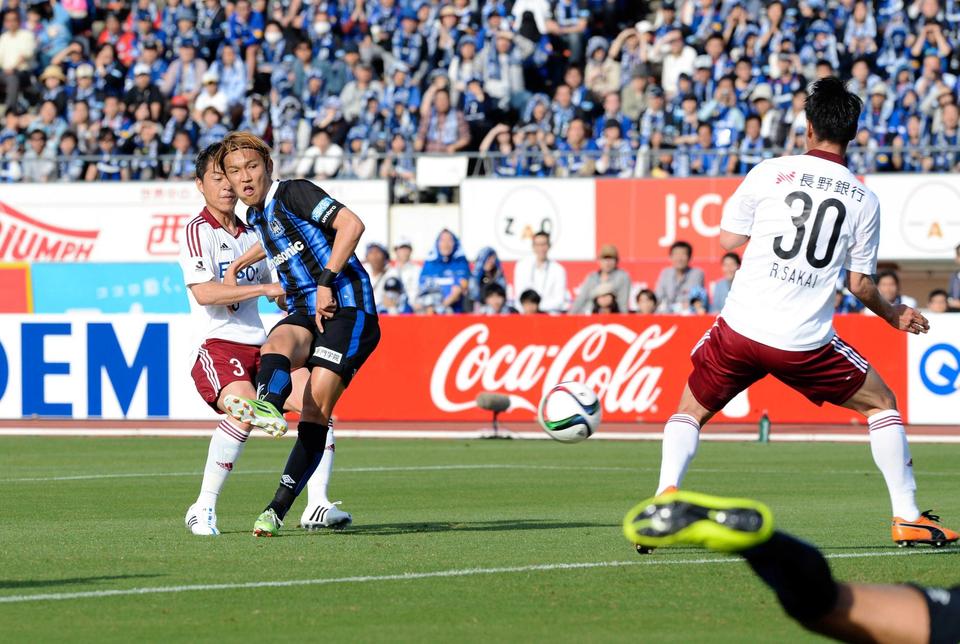 　前半、Ｇ大阪・宇佐美は６試合連続となるゴールを決める