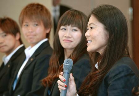 　サッカー女子Ｗ杯日本代表に選ばれ、記者会見で喜びを語るＩＮＡＣ神戸の澤穂希（右端）ら＝１日午後、神戸市