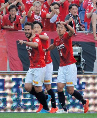 浦和－Ｇ大阪　後半、決勝ゴールを決め喜ぶ浦和のズラタン（左）＝埼玉スタジアム（撮影・堀内翔）