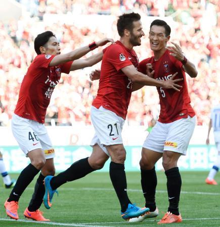 　浦和-Ｇ大阪　後半、決勝ゴールを決め喜ぶ浦和・ズラタン。右は槙野、左は森脇＝埼玉スタジアム