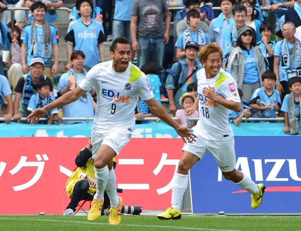 　前半、先制ゴールを決め駆け出す広島・ドウグラス（左）＝（撮影・村中拓久）