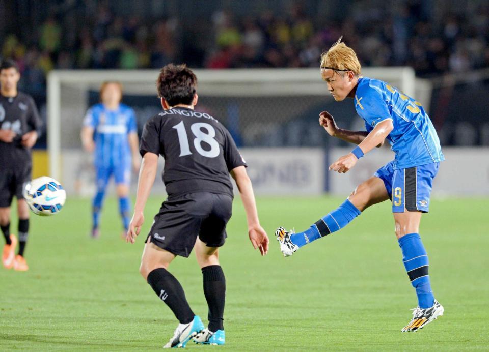 　後半、同点ゴールを決めるＧ大阪・宇佐美（撮影・佐藤厚）