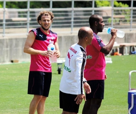 試合前の調整に臨んだフォルラン（左）