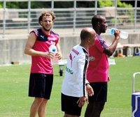 試合前の調整に臨んだフォルラン（左）