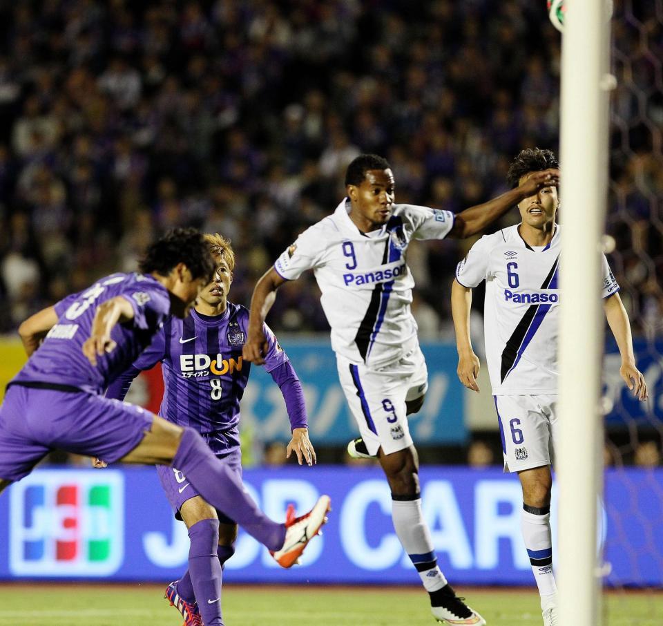 後半、ゴールを決めるＧ大阪・リンス（中央）＝撮影・北村雅宏