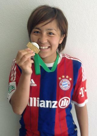 　サッカー女子のドイツ１部リーグで優勝し、メダルを手に笑顔を見せるバイエルン・ミュンヘンの岩渕真奈（共同）