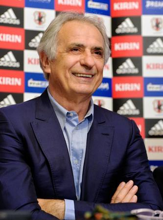 リラックスした表情で会見する日本代表・バヒド・ハリルホジッチ監督＝千葉市内のホテル（撮影・西岡正）