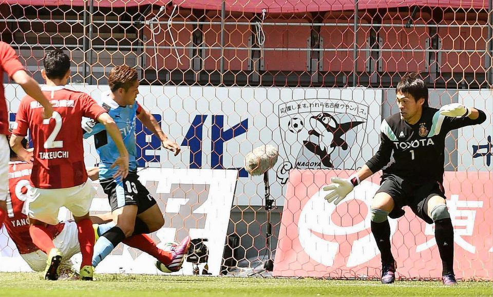 　前半、先制ゴールを決める川崎・大久保（右から２人目）