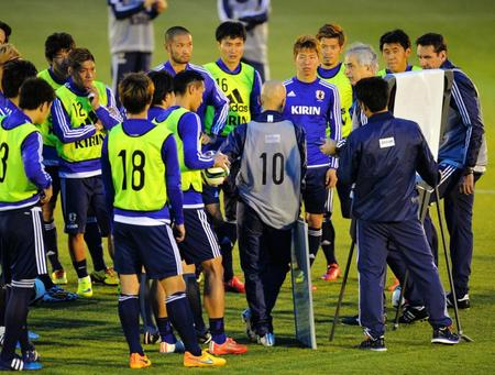 グラウンドにボードを持ち込んで大久保（左から２人目）らイレブンに説明する日本代表・ハリルホジッチ監督（右）＝千葉県内のグラウンド（撮影・西岡正）