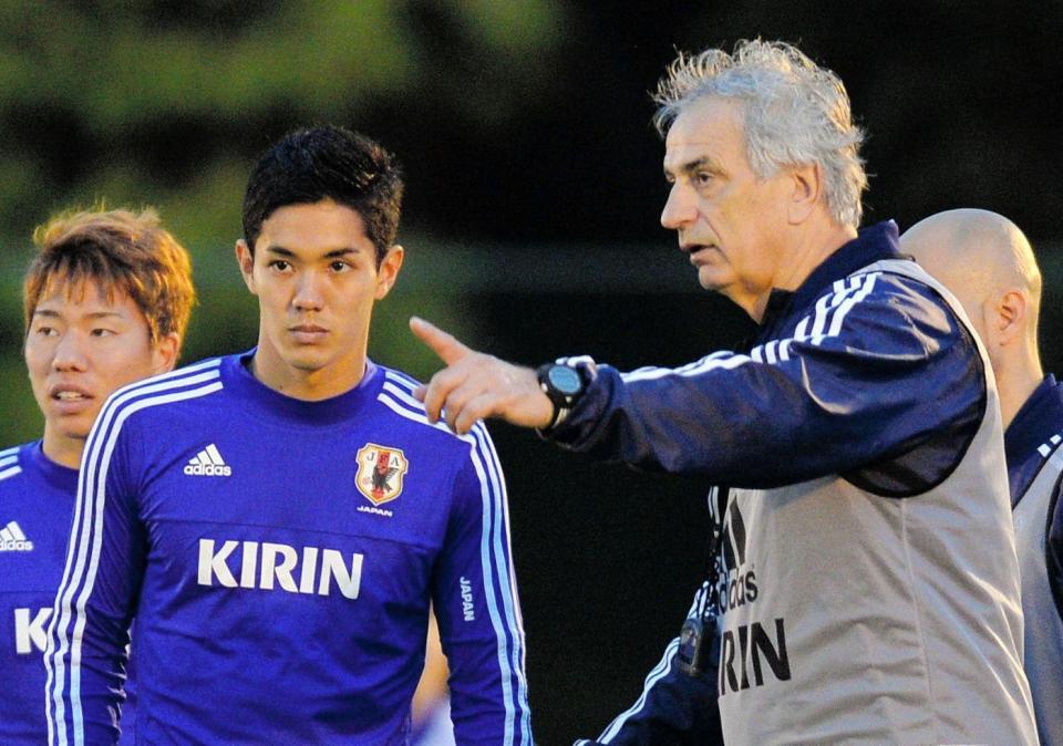 ハリルホジッチ監督からの指示を聞く武藤（左）＝撮影・西岡正