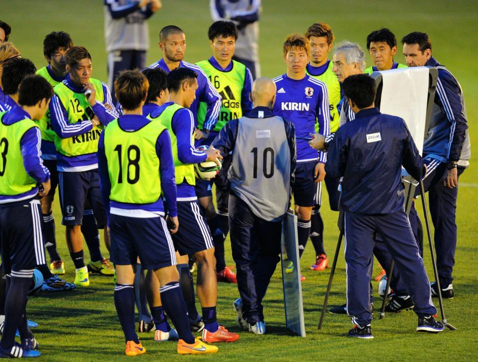 グラウンドにボードを持ち込んで大久保（左から２人目）らイレブンに説明する日本代表・ハリルホジッチ監督（右）＝千葉県内のグラウンド（撮影・西岡正）