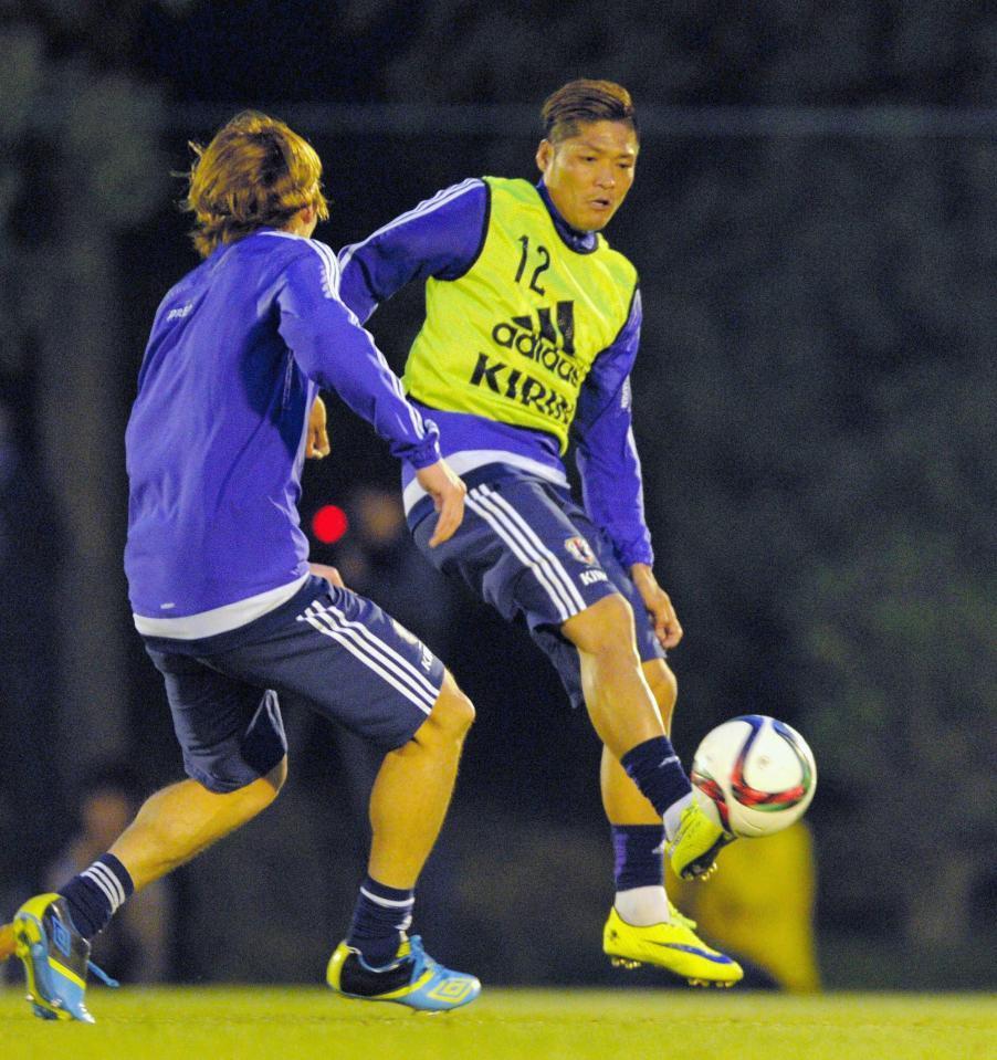 　ミニゲームでボールを追う大久保（右）