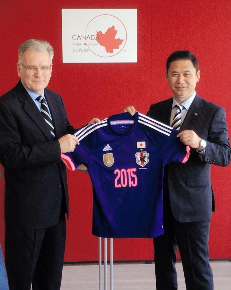 カナダ大使館を表敬訪問した「なでしこジャパン」佐々木則夫監督（右）
