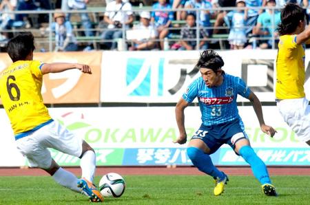 　後半、攻め上がる讃岐・木島良（右）