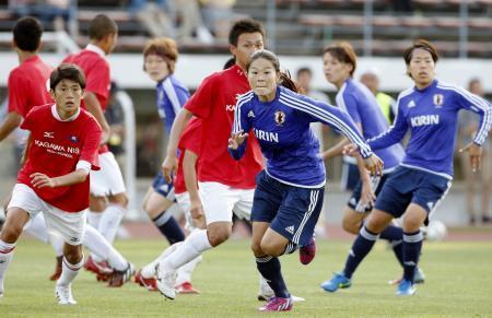 　男子高校生と実戦形式で調整する澤（中央）ら＝香川県丸亀市