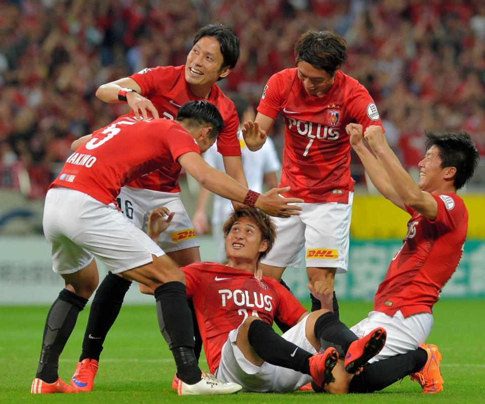 　後半、勝ち越しゴールを決め祝福される浦和・関根（中央下）＝撮影・堀内翔