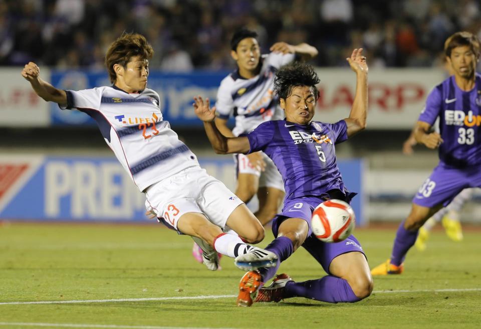 同点ゴールを決めるＦＣ東京・林（左）＝エディオンスタジアム広島