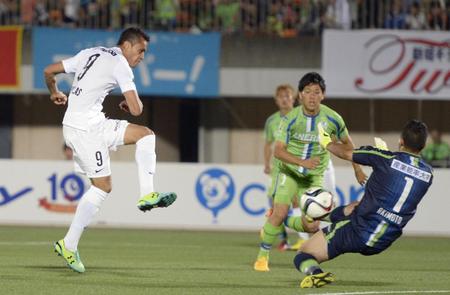 　後半、シュートを阻止される広島・ドウグラス（左）