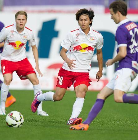 　オーストリア・ウィーン戦の後半、パスを出すザルツブルクの南野（中央）＝ウィーン（共同）