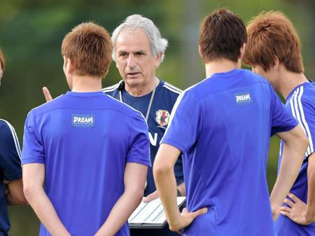 選手にデータシートを見せながら、話をするハリルホジッチ監督（中央）＝撮影・吉澤敬太